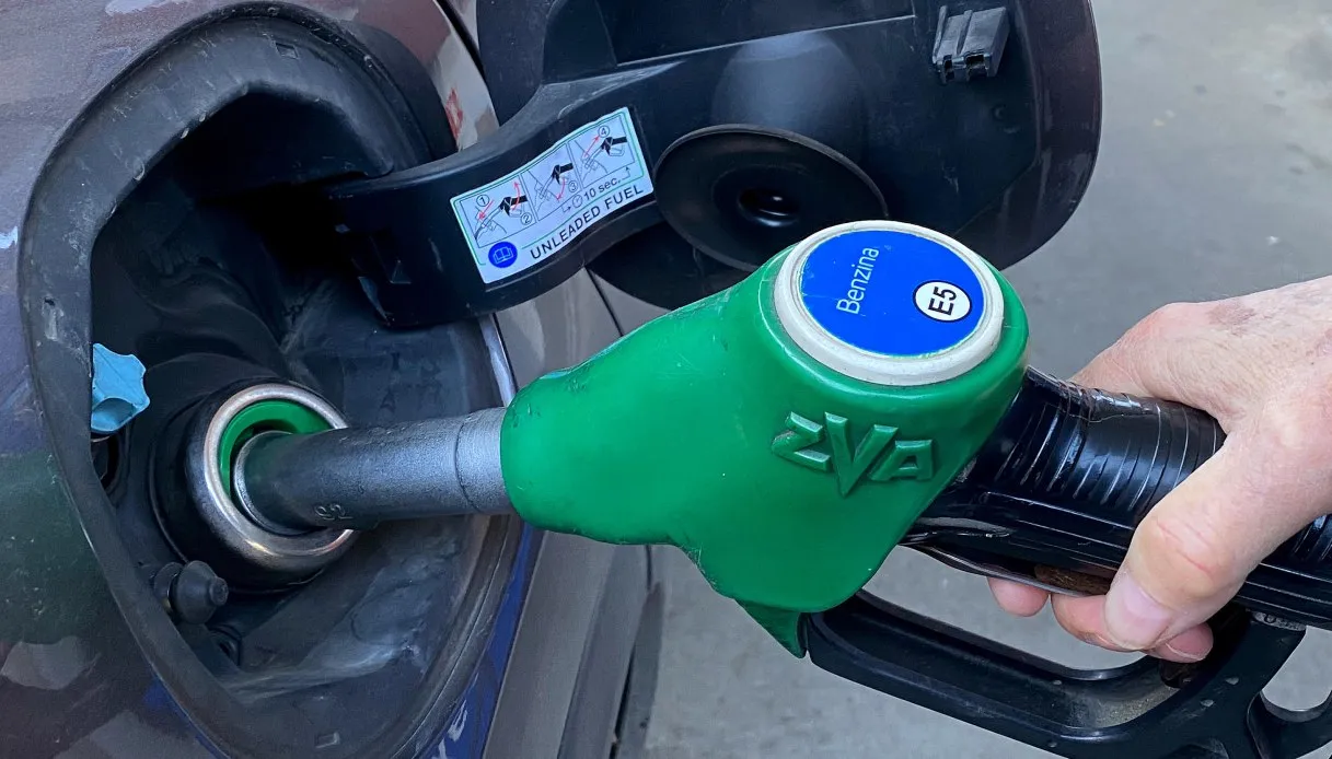 Petrolio in calo a 80 dollari con l’accordo Usa-Iran, quando scenderà anche la benzina
