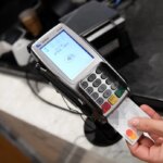 Pagamenti con il Pos, commissioni ridotte agli esercenti. C’è l’intesa: i nuovi costi