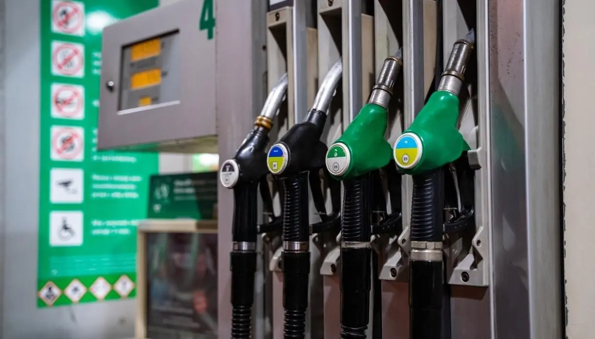 Benzina e diesel, prorogato il taglio delle accise. Cosa cambia dal 7 giugno