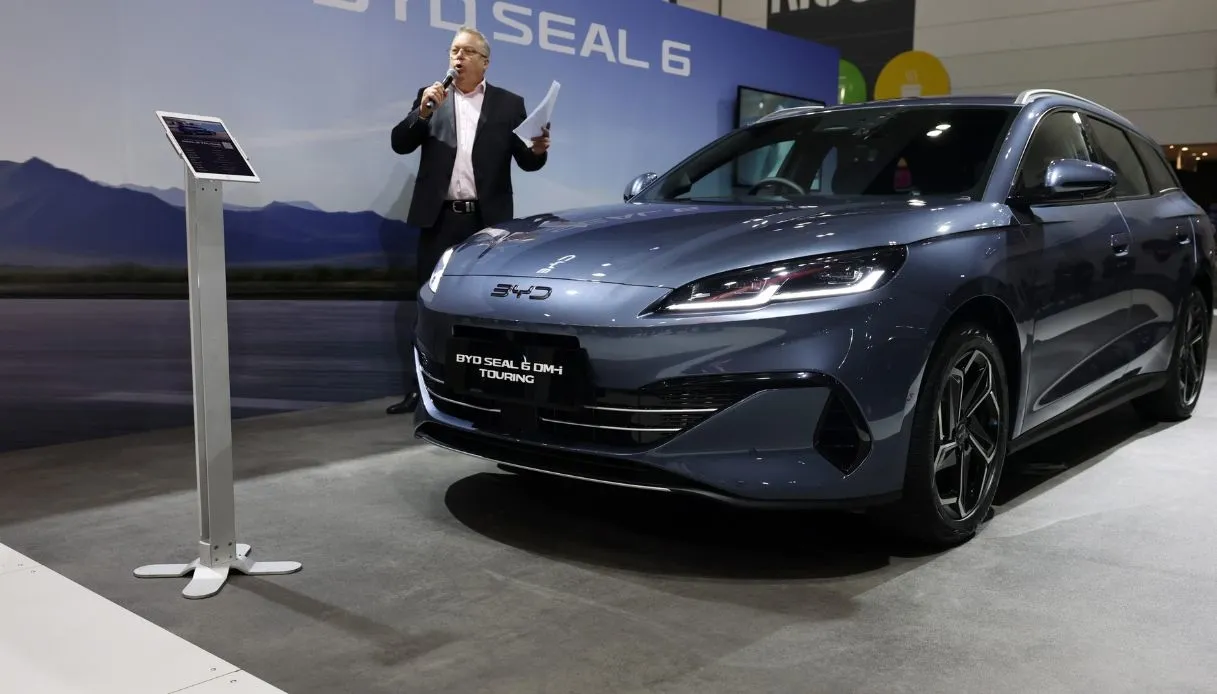 L’avanzata di BYD, il colosso delle auto elettriche sfida i marchi di auto storici: il piano
