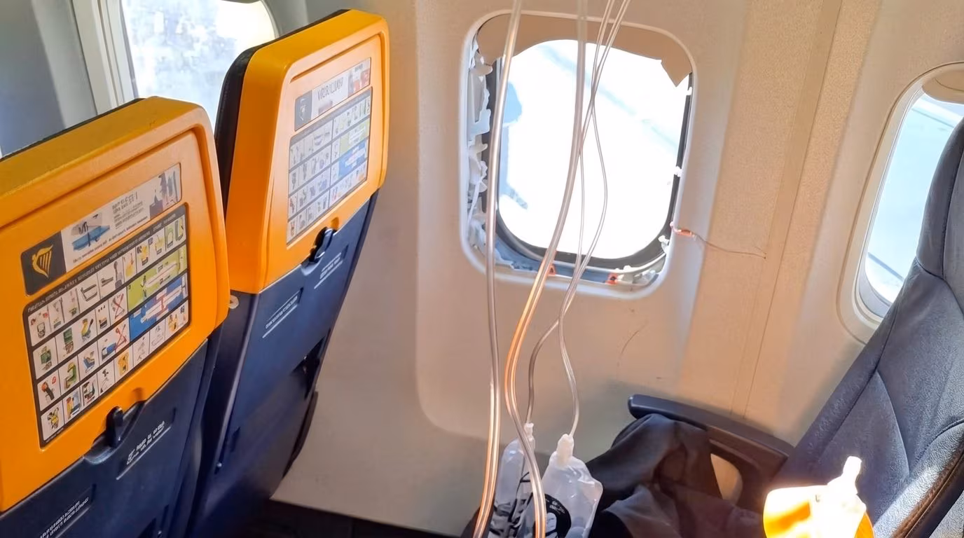 The window of a Ryanair flight from Greece breaks, passenger held by his wife: the dynamics
