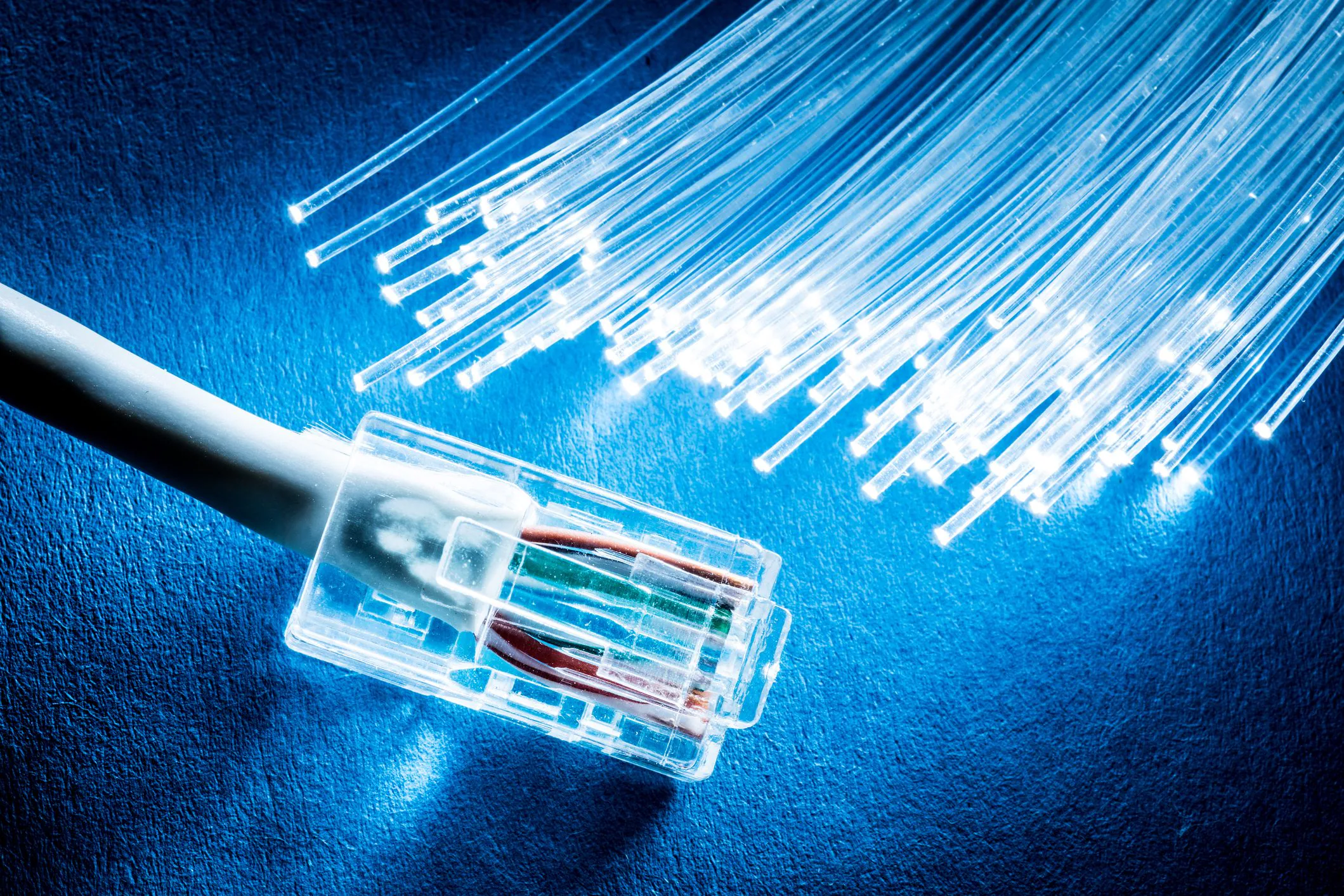 How the Internet travels inside very thin underwater glass threads: the history of optical fiber