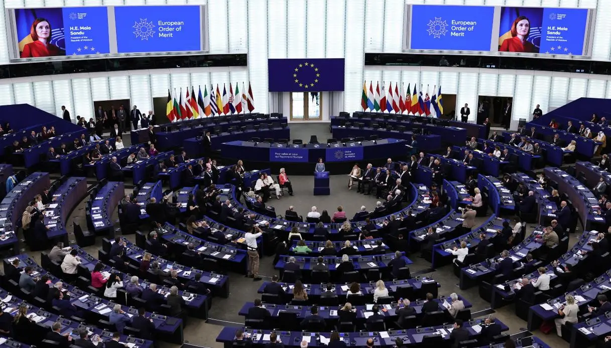 Chat Control 1.0 al voto al Parlamento Ue, cos’è la legge che rimuove la privacy dalle chat