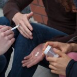 Droghe e giovani, non solo cannabis: aumenta l’uso di sostanze pesanti e gioco d’azzardo