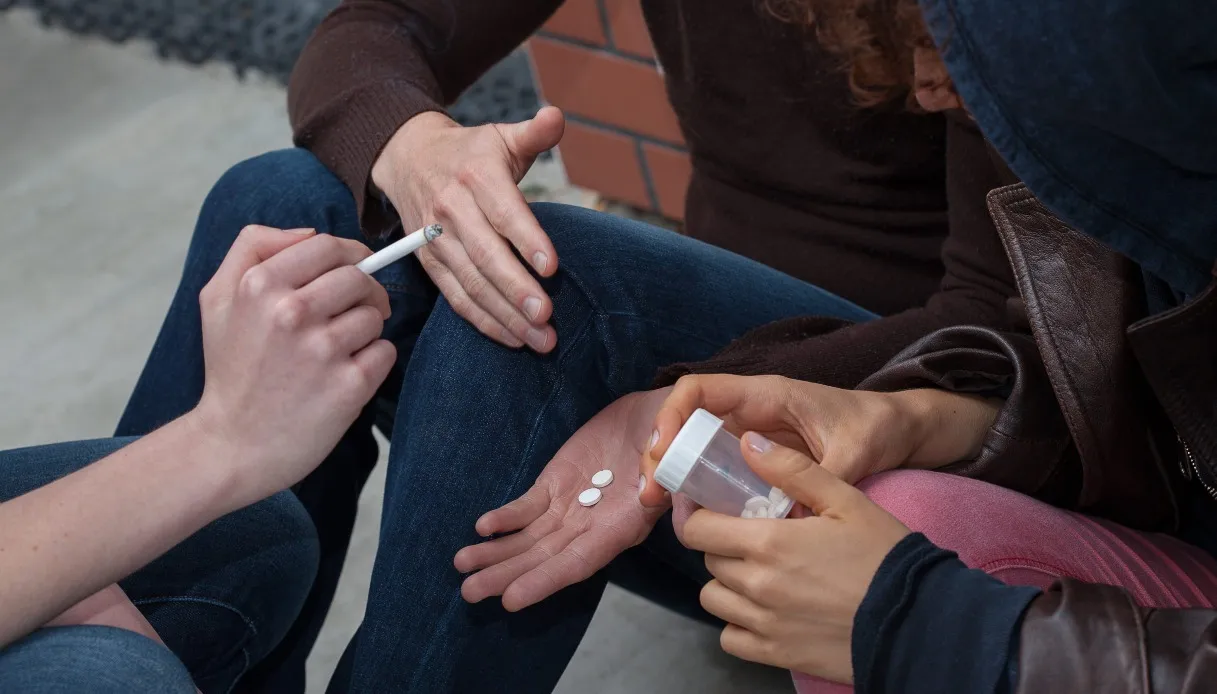 Droghe e giovani, non solo cannabis: aumenta l’uso di sostanze pesanti e gioco d’azzardo