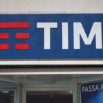 Poste offre 835 euro e 109 titoli per ogni 500 azioni di Tim, cosa cambia per gli utenti dopo l