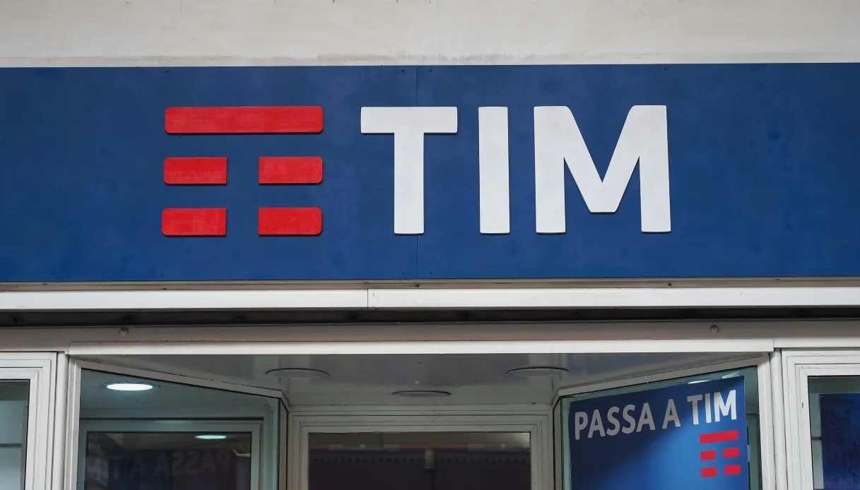 Poste offre 835 euro e 109 titoli per ogni 500 azioni di Tim, cosa cambia per gli utenti dopo l