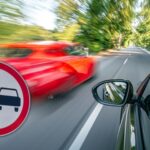 The overtaking meter detects overtaking with sensors in the asphalt and cameras: where it is and what is at risk