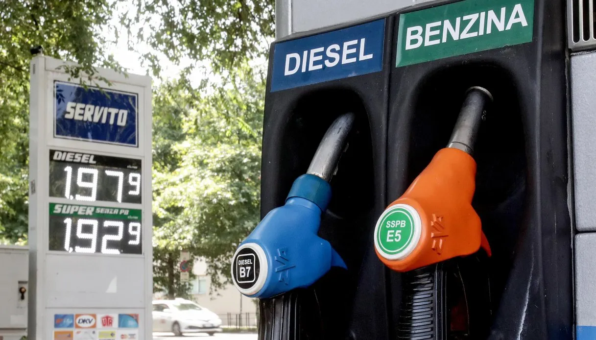 Guerra tra Usa e Iran, petrolio a 85 dollari ma il Governo non taglierà più le accise