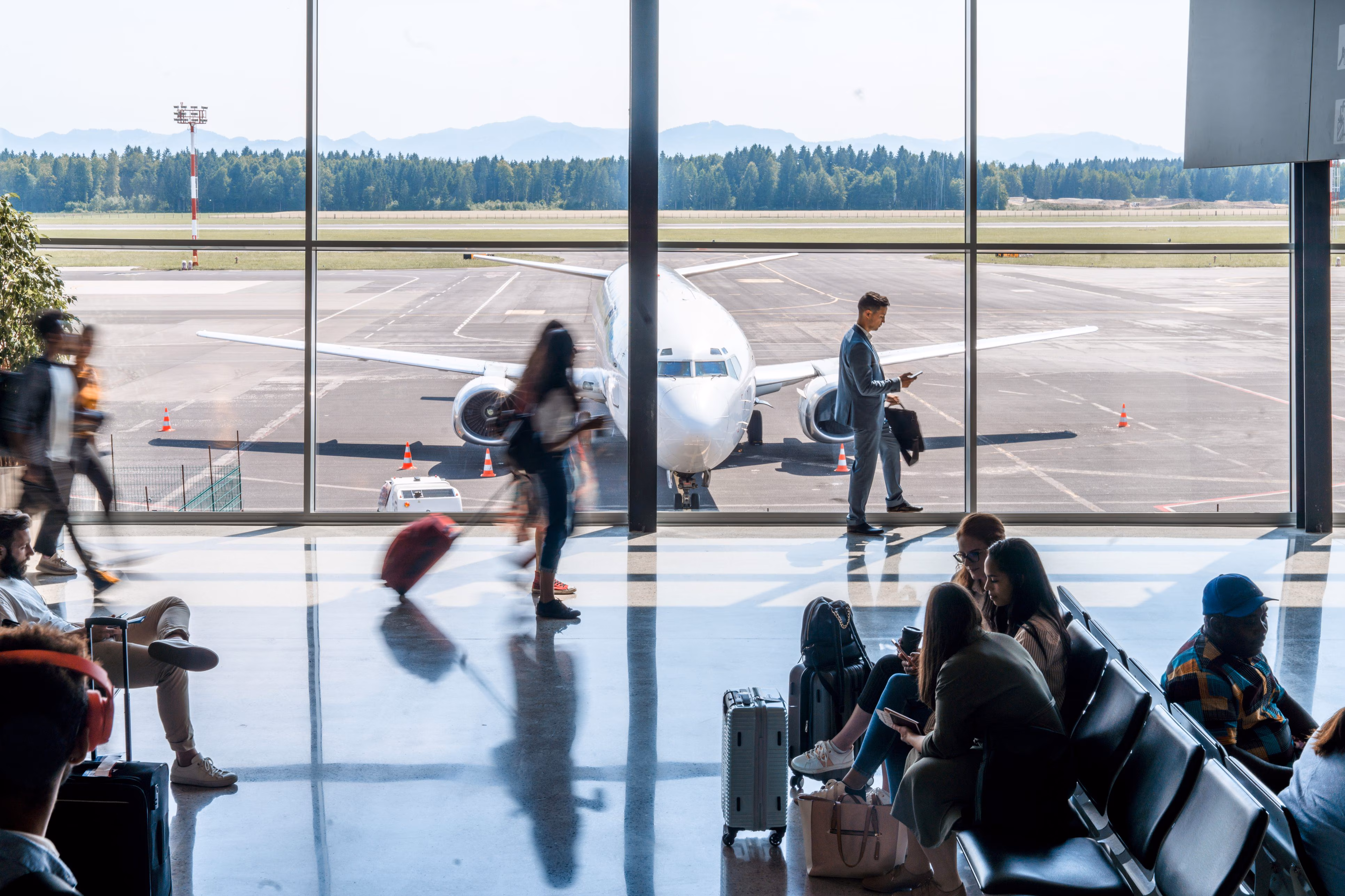 What changes with the EU reform on flights: hand luggage included and faster refunds