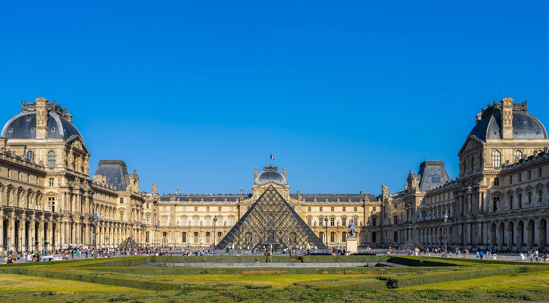 The Louvre museum was born as a medieval fortress: the history of one of the most famous galleries in the world