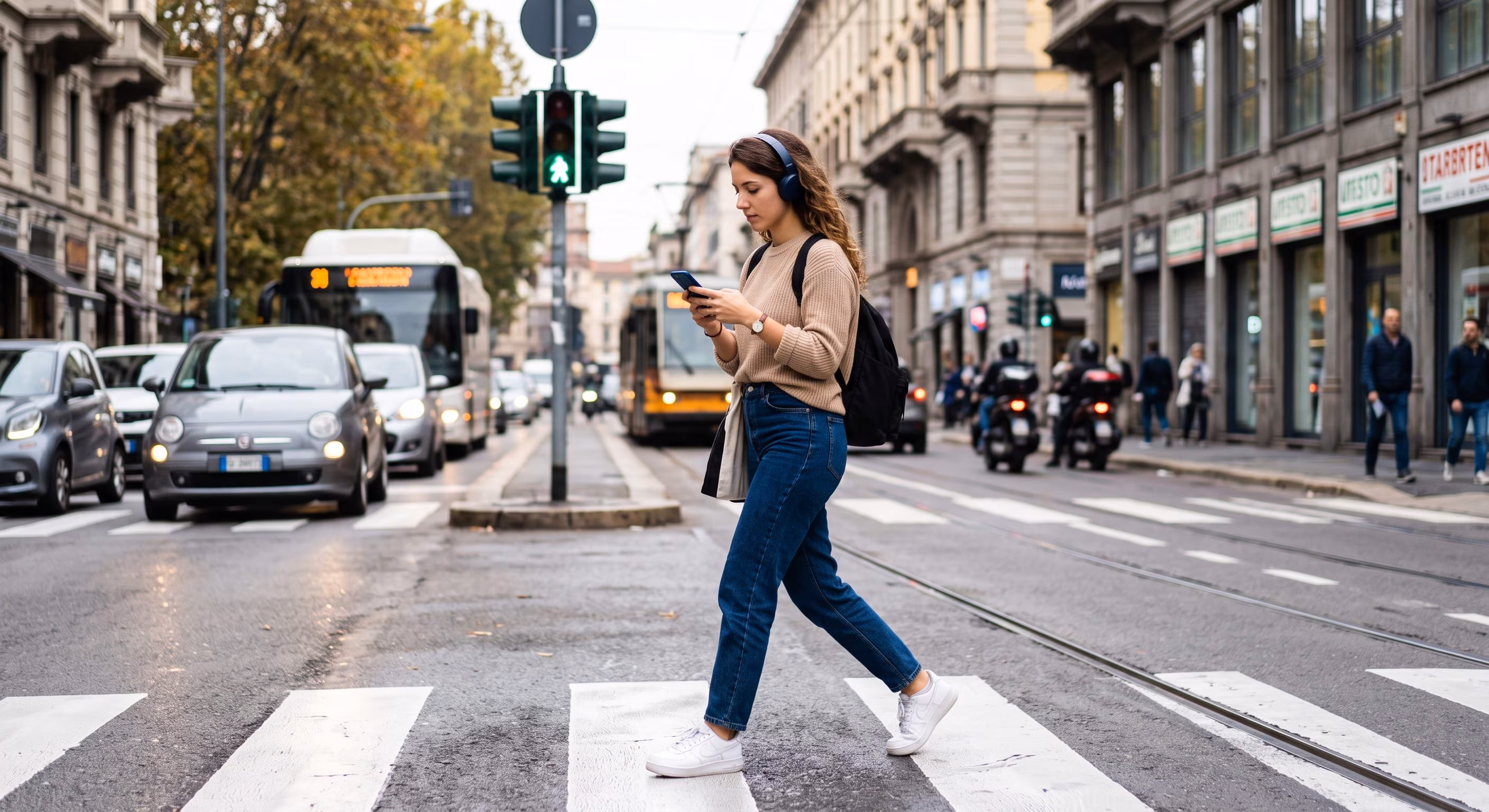 Fine of 75 euros for pedestrians who cross the road with their cell phones: what would change with the new CdS