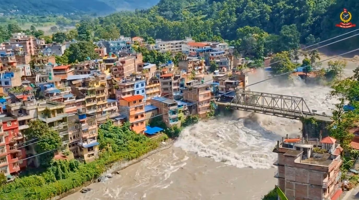 Nepal flood, the detachment of a glacier the possible cause for the USGS: before and after images