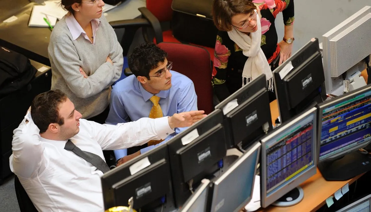Lo spread risale a 83 punti base, 5,5 miliardi assegnati all’asta: i rendimenti dei Btp