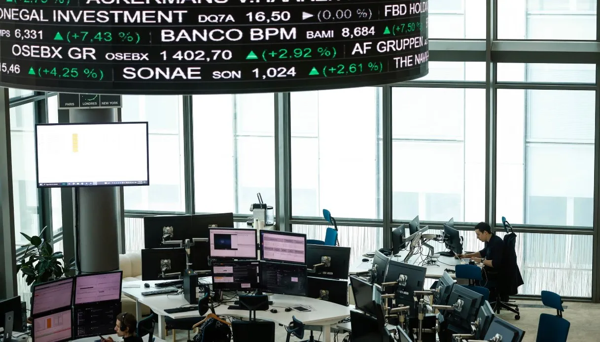 Lo spread risale a 83 punti base, rendimenti decennali al 4,05%: come investire