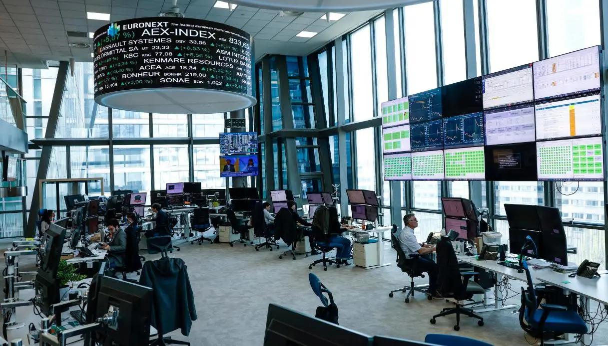 Lo spread rimane stabile a 78 punti base, rendimenti al 3,92%: inizia la settimana delle aste