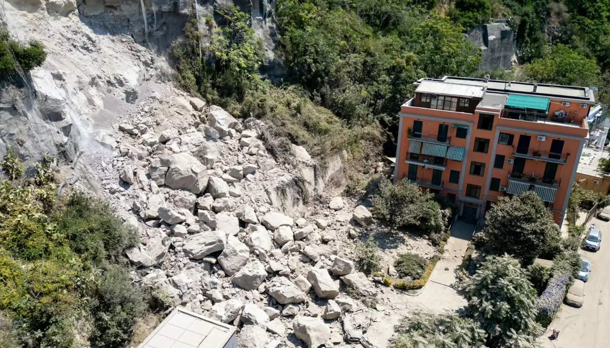 Campi Flegrei, 100 milioni per le case danneggiate e contributi fino a 900 euro al mese