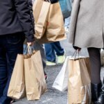 Aumentano i consumi, gli italiani cambiano abitudini: sempre più viaggi e tecnologia