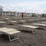 Spiagge vuote, prezzi su e pochi bagnini: l’estate nera dei balneari italiani