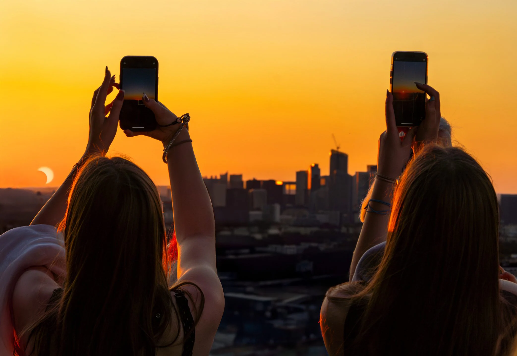 How to photograph the solar eclipse of August 12, 2026 with a smartphone without ruining the camera: filters