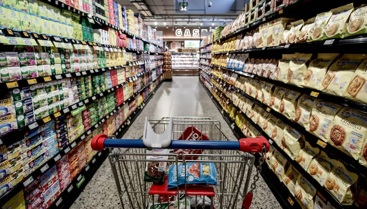 Inflazione in calo al 2,8% a luglio, ma luce e gas continuano a correre
