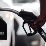 Petrolio a 76 dollari, speranze per la riapertura di Hormuz: perché benzina e diesel non scendono
