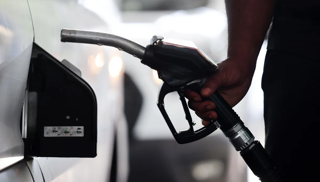 Petrolio a 76 dollari, speranze per la riapertura di Hormuz: perché benzina e diesel non scendono