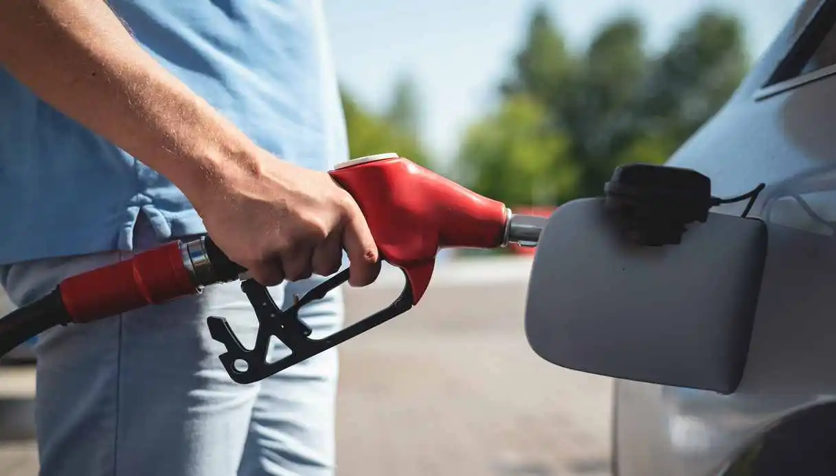 Petrolio, Brent a 86 dollari: cosa cambia per carburanti e accise