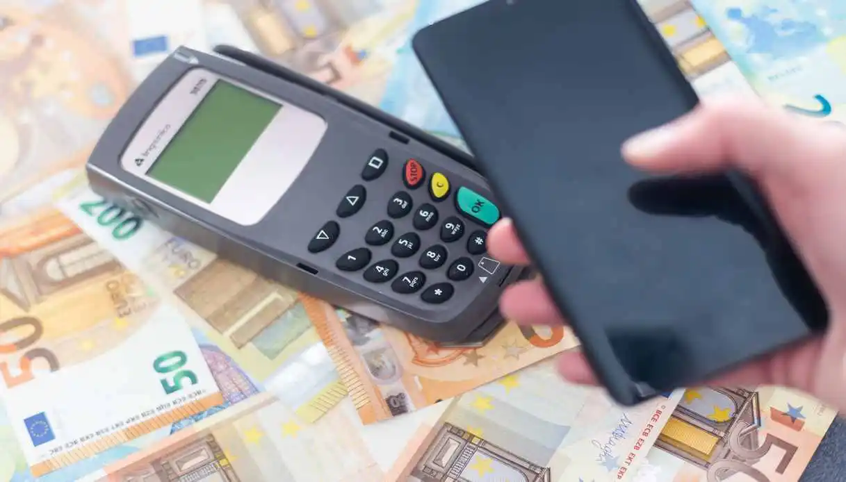 Pagamenti in Italia, contactless all’88%: il contante resta ancora il più usato