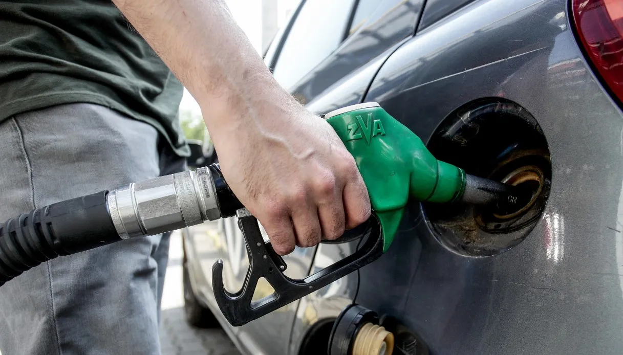 Benzina oltre i 2 euro ma non calano i consumi, toccati i massimi da 16 anni