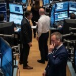 Spread stabile a 81 punti base, ma i rendimenti dei Btp scendono: conviene comprare ora?