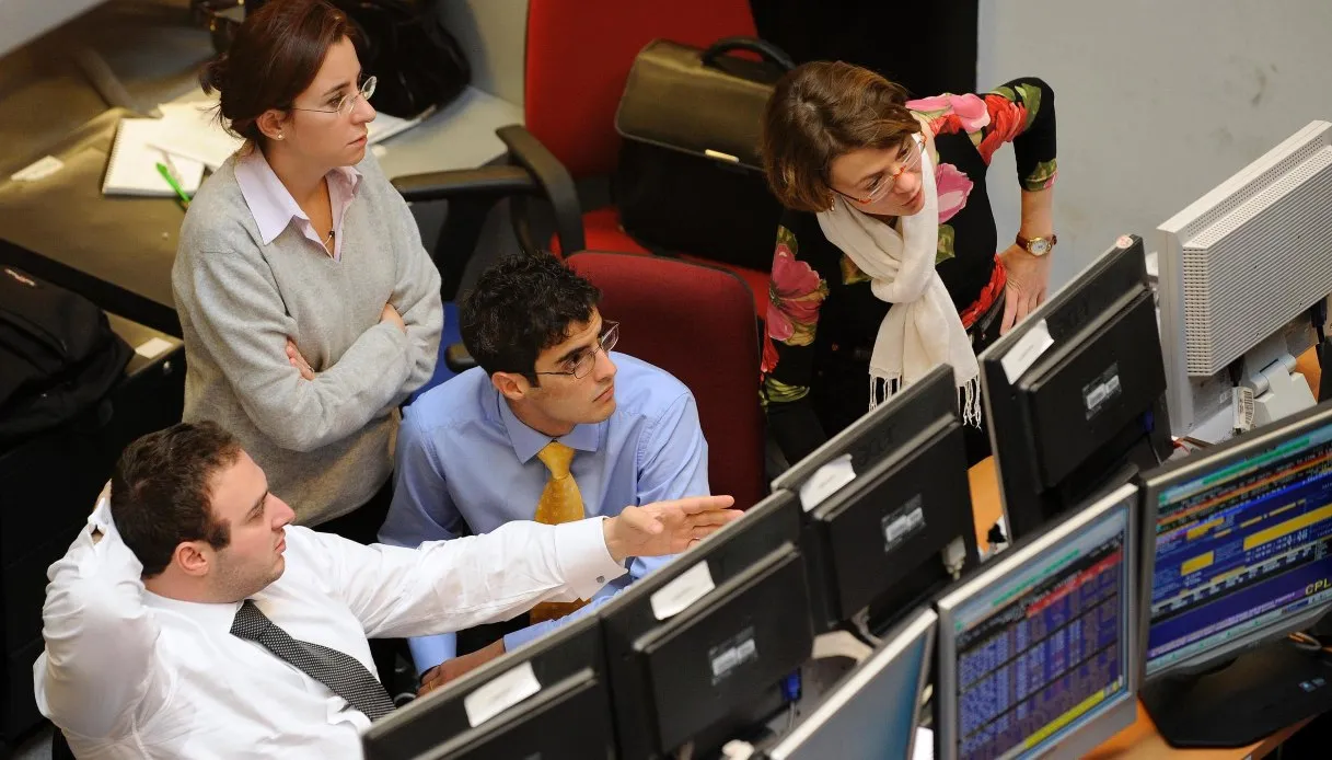 Lo spread cala ancora, 77 punti base e rendimenti al 3,86%: fiducia dei mercati nell’Italia