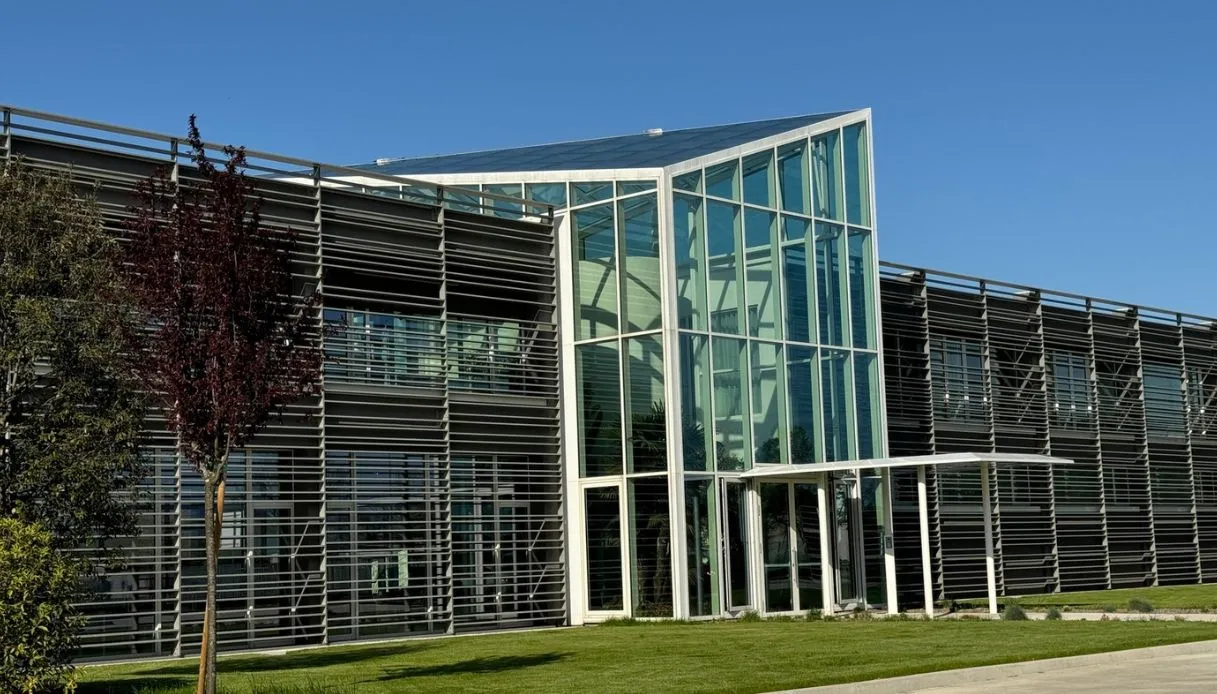 Da due dipendenti a fornitore di Ferrari e Apple: la storia di Vermetal, leader della verniciatura industriale