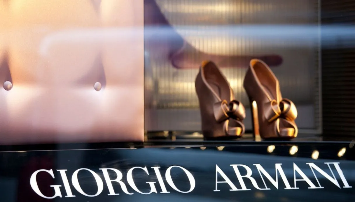 Armani, in vendita una quota fino a 1,5 miliardi: chi può entrare nel gruppo