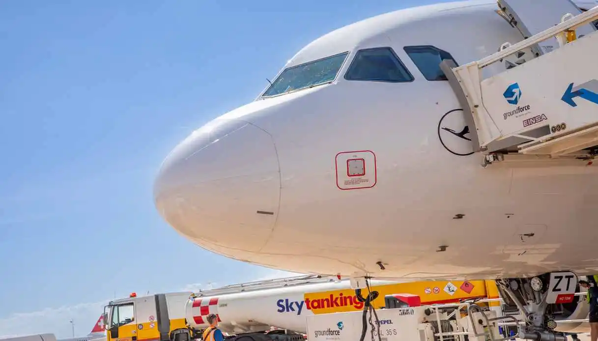 Carburante aereo, deficit da 510mila barili: quali compagnie rischiano e perché i voli possono costare di più