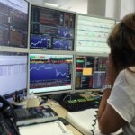 Lo spread frena a 83 punti base, rendimenti al 4,20% dopo i record