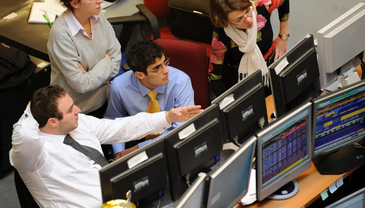 Spread stabile a 88 punti base in apertura, rendimenti al 4,39 ancora in crescita
