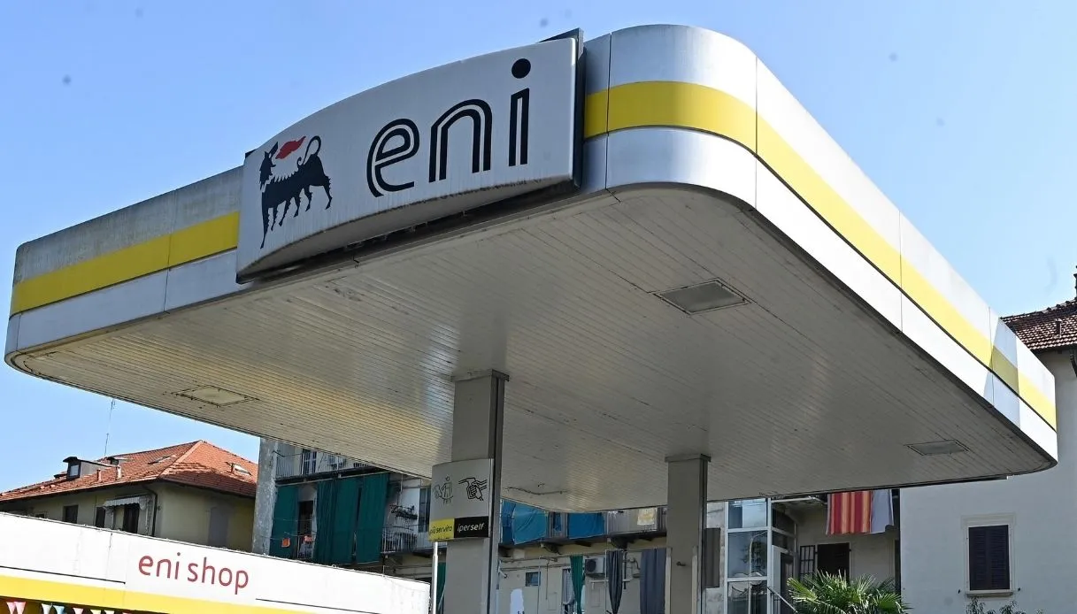 Eni, il tetto ai carburanti conviene: quanto ci guadagna davvero la compagnia