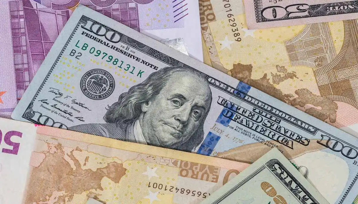 Euro ai minimi da tre mesi: chi paga il conto del dollaro forte
