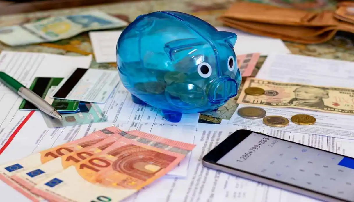 Risparmi, 10mila miliardi fermi sui conti: cosa rischia chi non investe