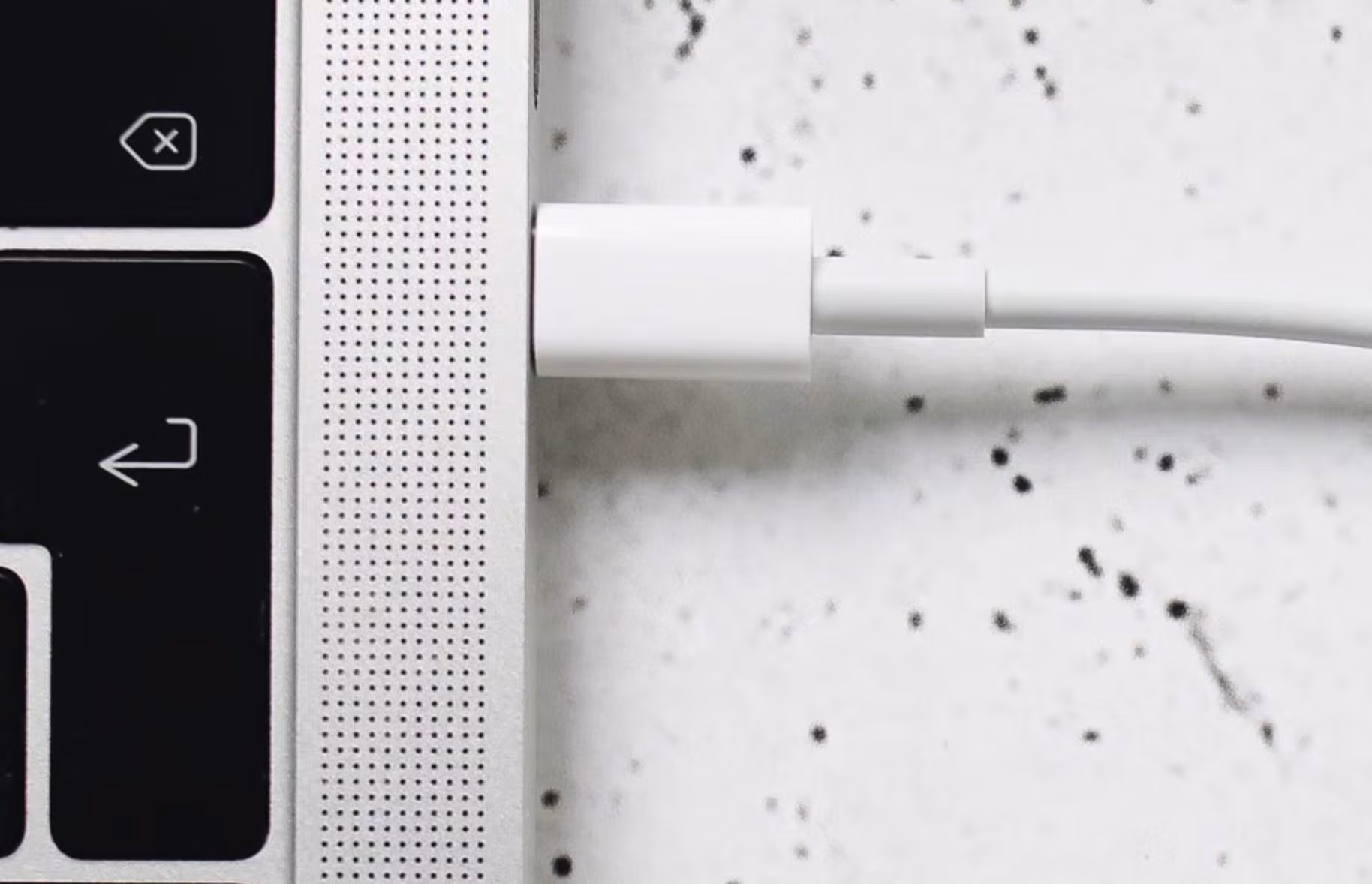 From exposed cables to overheating, the 5 signs to understand if your PC charger is breaking