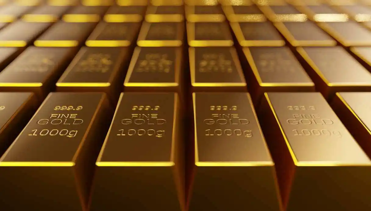 Oro di nuovo sopra 4.400 dollari: quanto può salire e cosa rischia chi compra ora