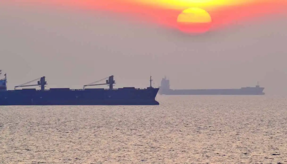 Petrolio a 108 dollari, la guerra delle rotte minaccia l’offerta: cosa rischia l’Italia