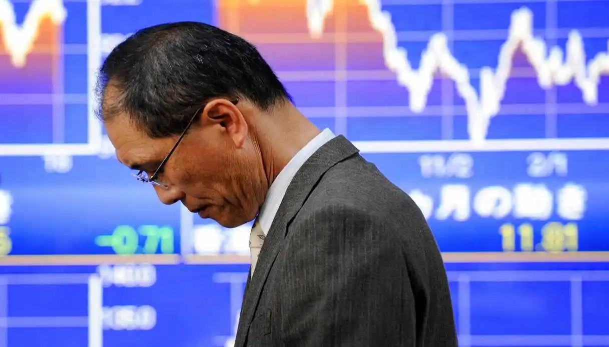 Petrolio verso 96 dollari, torna l’incubo tassi: Borse asiatiche a picco
