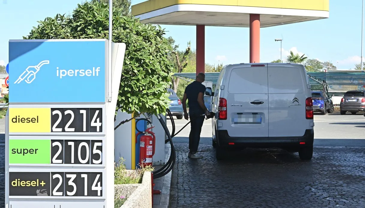 Benzina e gasolio verso i 3 euro: cosa c’entrano gli Houthi e le tasse italiane