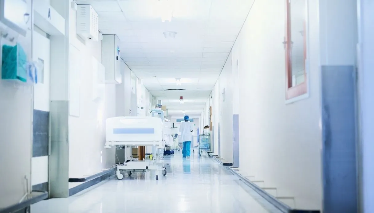 Rinnovo contratto medici e sanitari 2025-2027: aumenti, ferie e tutele. Cosa prevede la bozza