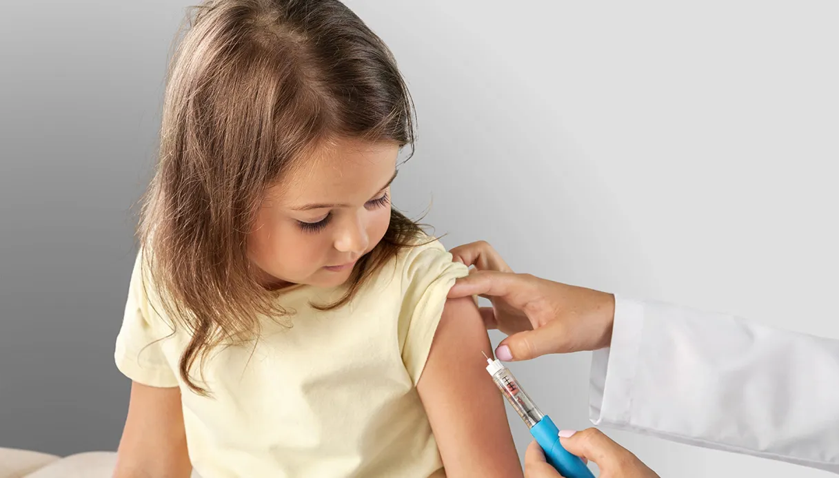 Vaccinazioni nei bambini, stanno calando le coperture: cosa dicono i numeri in Europa e come va in Italia