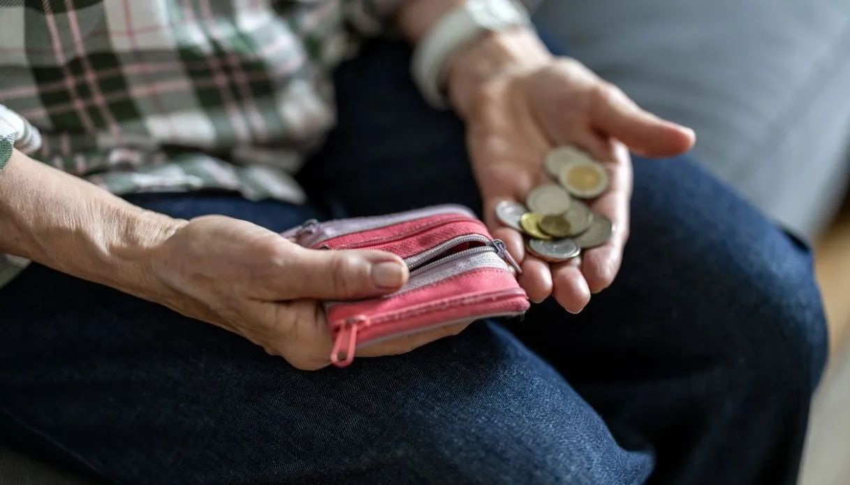 Redditi in aumento, ma più famiglie non arrivano a fine mese: 5,4 milioni in povertà assoluta