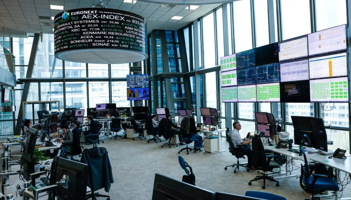Lo spread torna a crescere, 111 punti base ma sui Btp cala la pressione