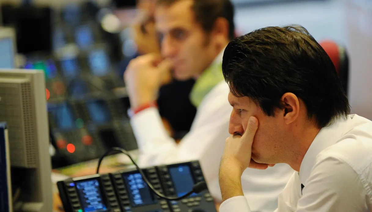 Lo spread si mantiene stabile a 111 punti base, ma sui Btp c’è ancora pressione